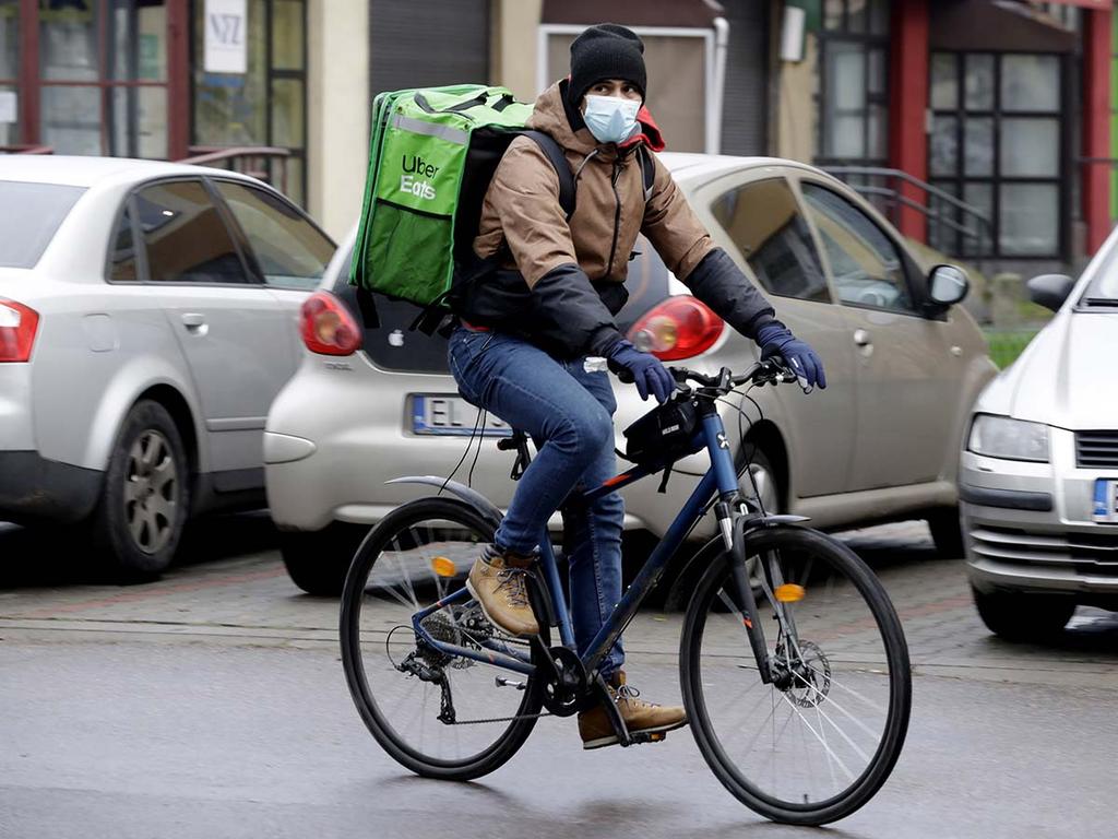 Todos los días, después de intensas sesiones de entrenamiento, Rubén Limardo se monta en su bicicleta y con una mochila térmica verde en su espalda recorre la ciudad de Lodz.