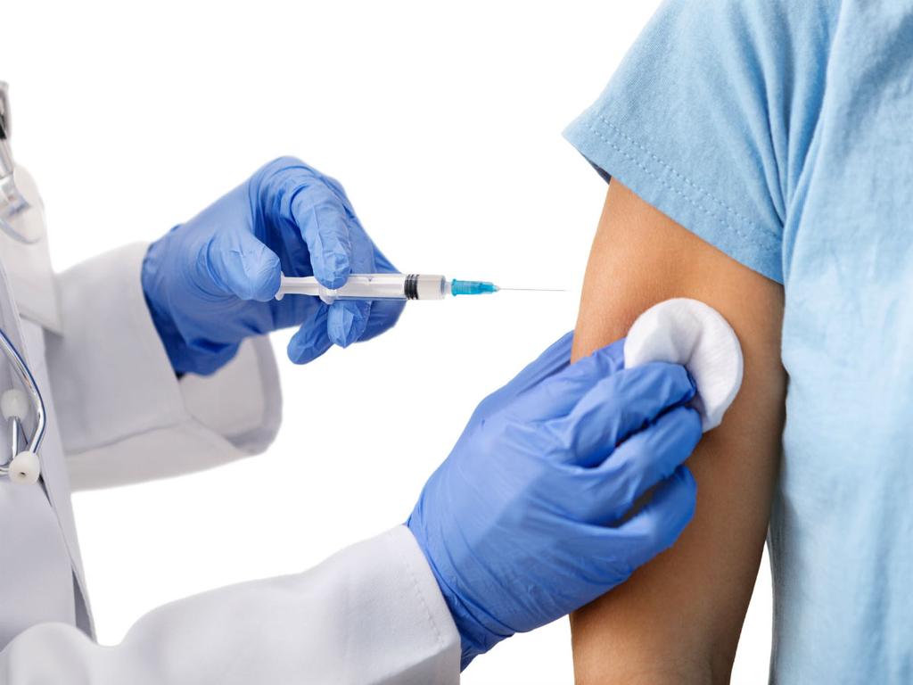 Una trabajadora del sector salud de Alaska presentó una reacción alérgica grave a la vacuna de covid-19 de Pfizer. Foto: iStock 