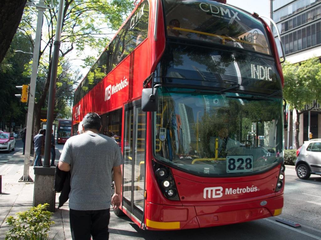 Todos los usuarios el Metrobús ya no tendrán que batallar para lograr cambiar un billete para pagar la tarifa de acceso. Foto: Cuartoscuro 