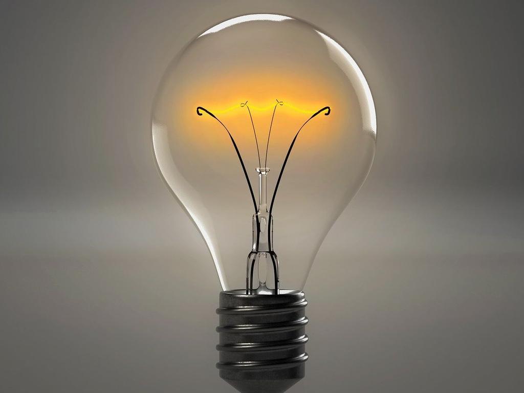 Cambia tus focos por bombillas ahorradoras, de esta manera consumirás menos energía. Foto: Pixabay