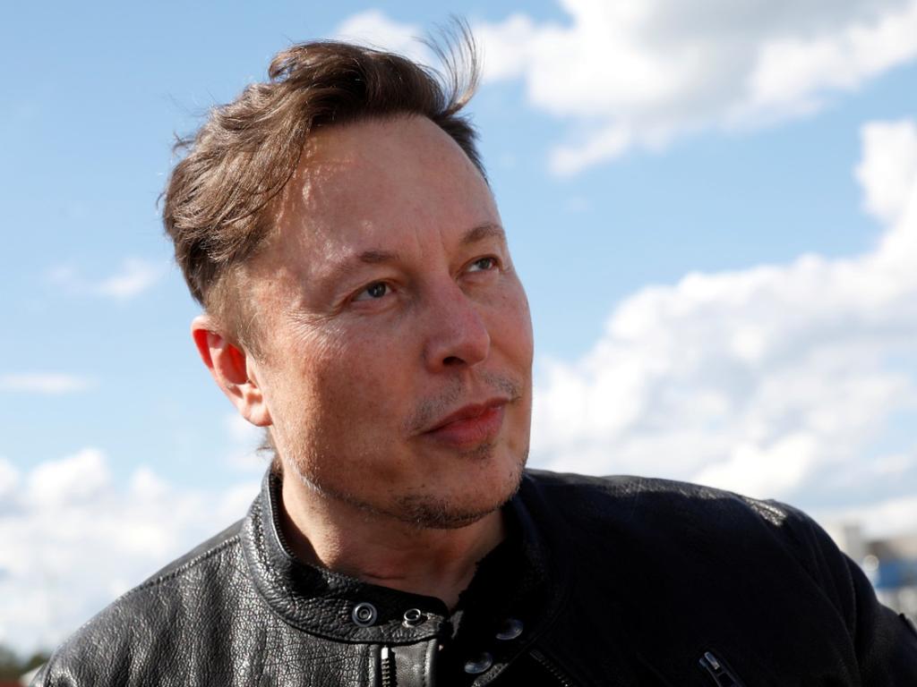 El 12 de mayo Elon Musk se desdijo, y tuiteó que Tesla ya no aceptaría más bitcoin en pago de sus autos, debido al colosal consumo de energía y daño ecológico que causaba su generación. La criptomoneda se hizo pedazos los días siguientes. Foto: Reuters