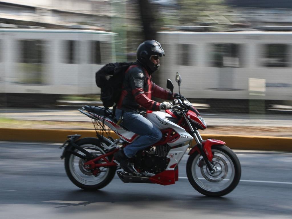 No está permitido transportar pasajeros menores de 12 años de edad en una moto, en caso de hacerlo el conductor será sancionado con 10, 15 o 20 Unidad de Medida y Actualización (UMA). Foto: Cuartoscuro