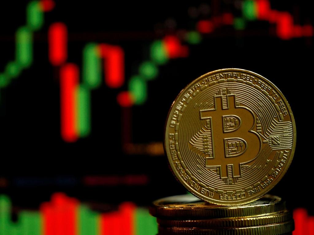 Este martes el bitcoin sufrió una abrupta caída por debajo de la barrera de los 30 mil dólares, esto ante la incertidumbre provocada por el Banco Central de China al rechazar el uso de las criptomonedas. Foto: Reuters 