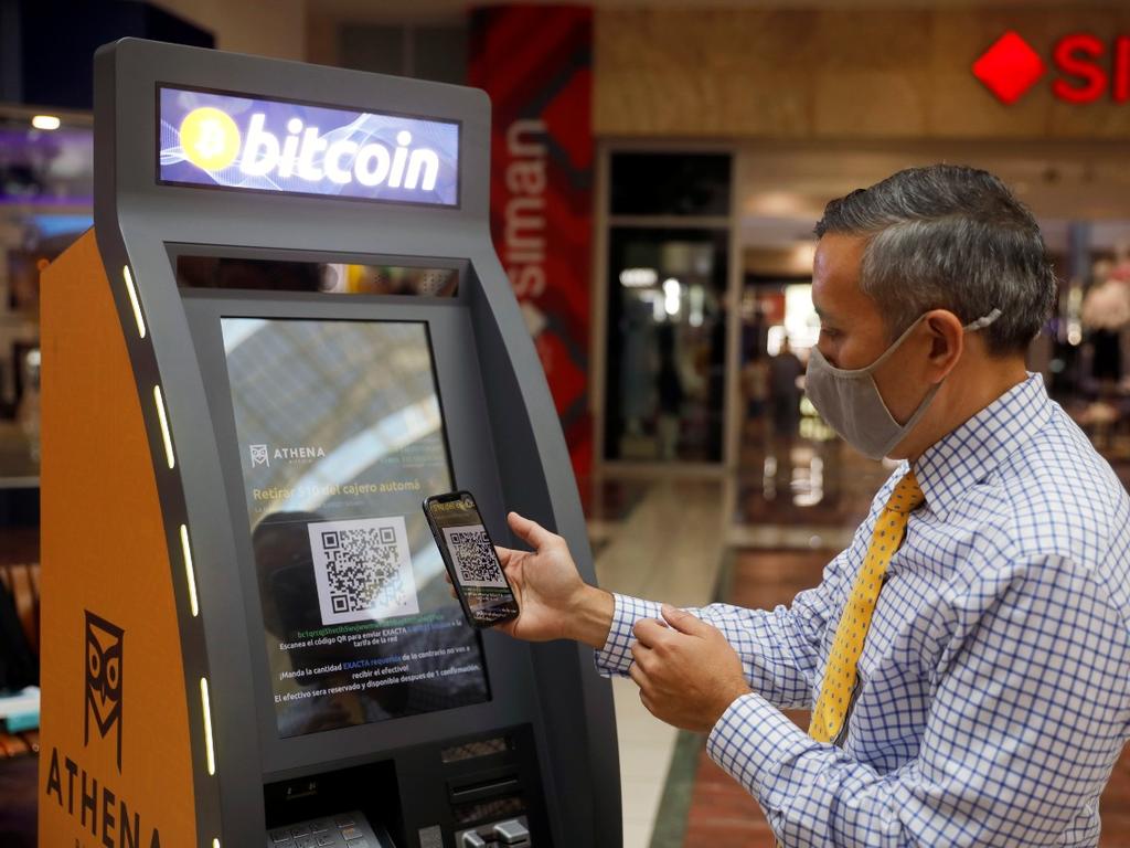 La economía de El Salvador sigue dando pasos gigantes al comenzar con la instalación de cajeros automáticos de bitcoin. Foto: Reuters 