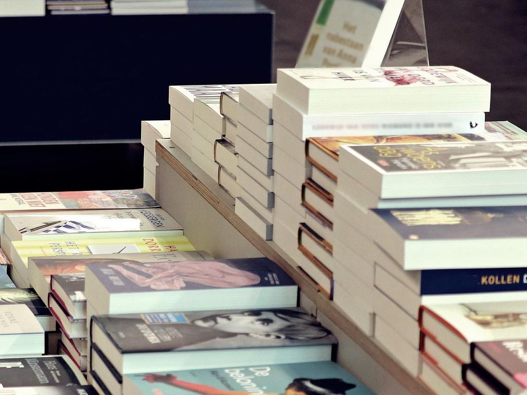 Es importante comprar libros originales porque, no solo te llevas un libro que valga la pena pagar, sino que fomentas y apoyas todo el trabajo que hay detrás de un libro. Foto: Fixabay
