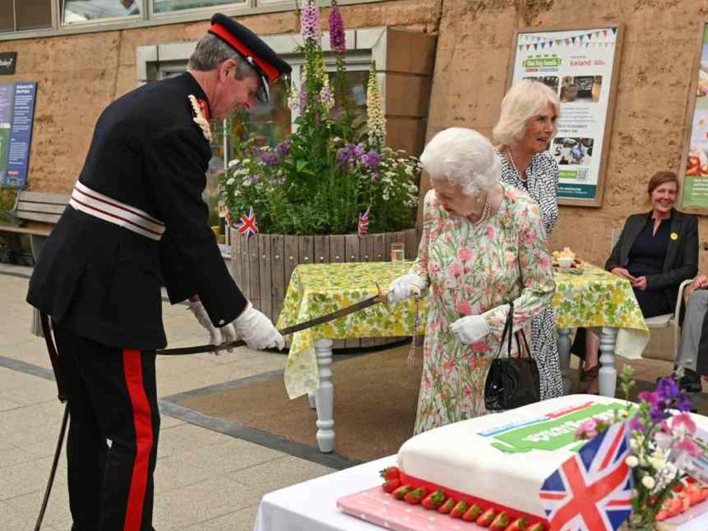La monarca de 95 años estuvo acompañada por su primo, el príncipe Eduardo, duque de Kent, para una versión con distanciamiento social de 