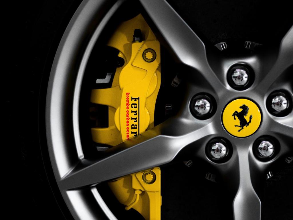 Ferrari dio la bienvenida al cambio a los cochoes eléctricos y confía en mantener su liderazgo en el mercado de automotriz de alto rendimiento. Foto: Unsplash 