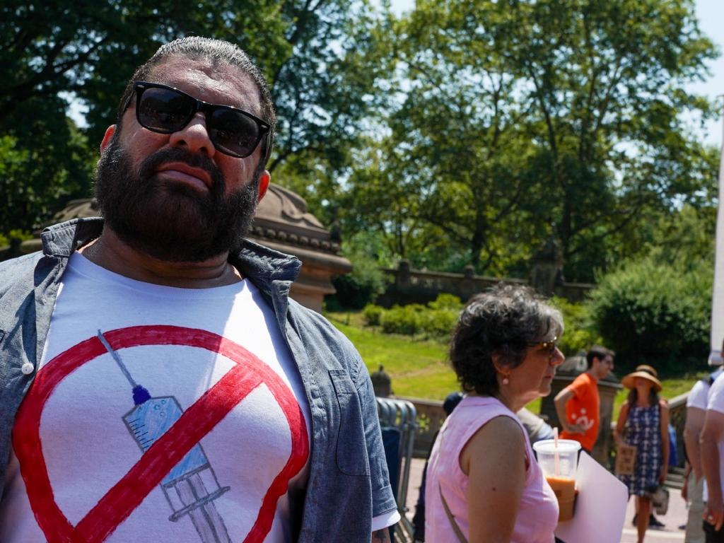 Protestante en Central Park, NY, Estados Unidos, en una congregación de persona anti-vacunas. De acuerdo con un estudio, los no vacunados culpan a los extranjeros por el alza de casos. Foto: Reuters