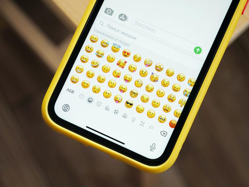 WhatsApp comenzó a desarrollar una nueva función, para que sus usuarios puedan reaccionar a los mensajes de chat y archivos a través de emojis. Foto: Unsplash 