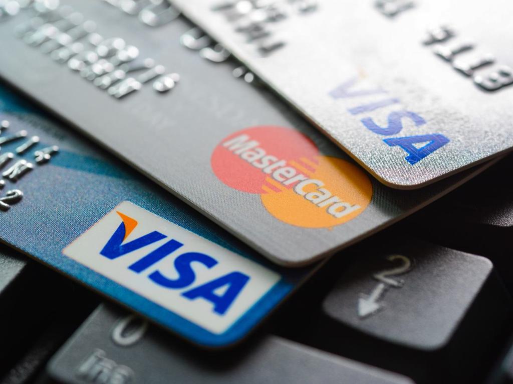 La mayoría de los millonarios prefieren usar tarjetas de crédito, pese a que cuentan con dinero en efectivo suficiente para pagar productos o servicios de forma inmediata. Foto: iStock 