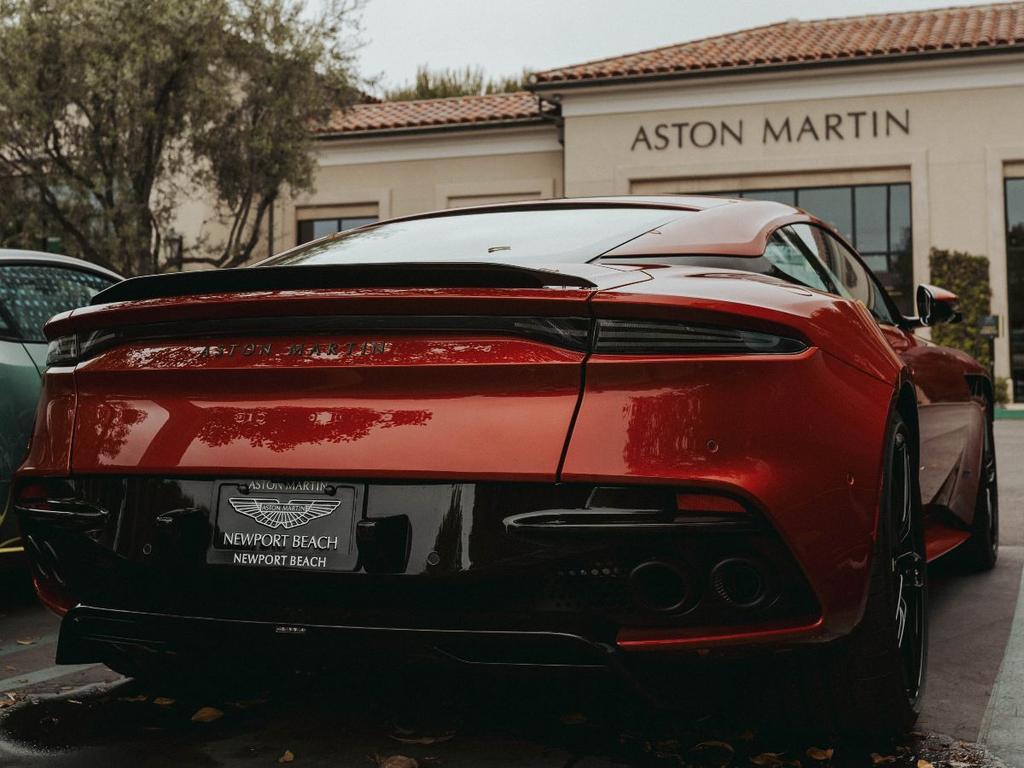 Aston Martin reveló que se despedirá de los motores de combustión interna, ya que a partir de 2026 únicamente venderá autos eléctricos e híbridos. Foto: Unsplash 