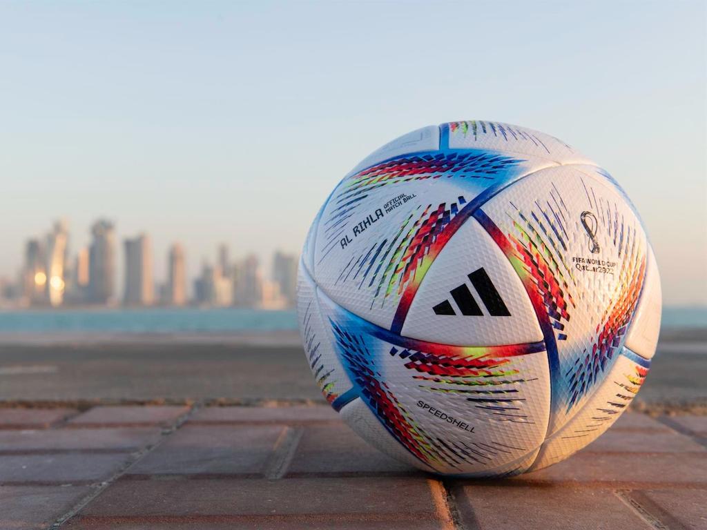 La emoción por la Copa del Mundial de Fútbol en Qatar 2022 es cada vez mayor, a tal grado que ya se ha lanzado el balón  oficial, su nombre es “Al Rihla”. Foto: EFE