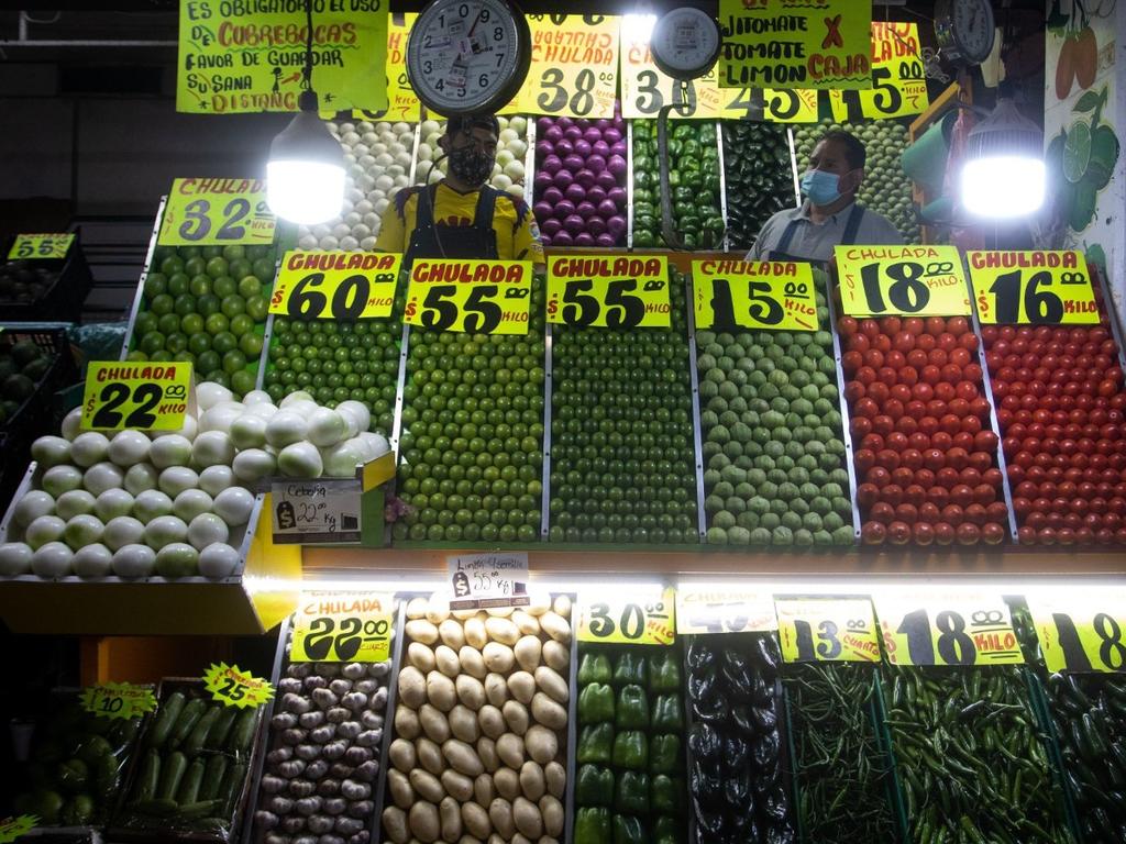 El bolsillo de los mexicanos necesita $805.84 para adquirir los productos de la canasta básica en la Central de Abastos en la alcaldía de Iztapalapa, reveló el titular de la Profeco, Ricardo Sheiffield. Foto: Cuartoscuro 