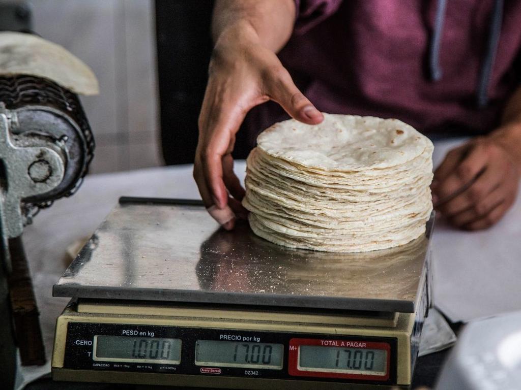 El bolsillo de las familias mexicanas enfrenta el descontrol de precios, a tal grado que las tortillas se venden hasta en $24 por kilo en distintas zonas del país. Foto: Cuartoscuro 
