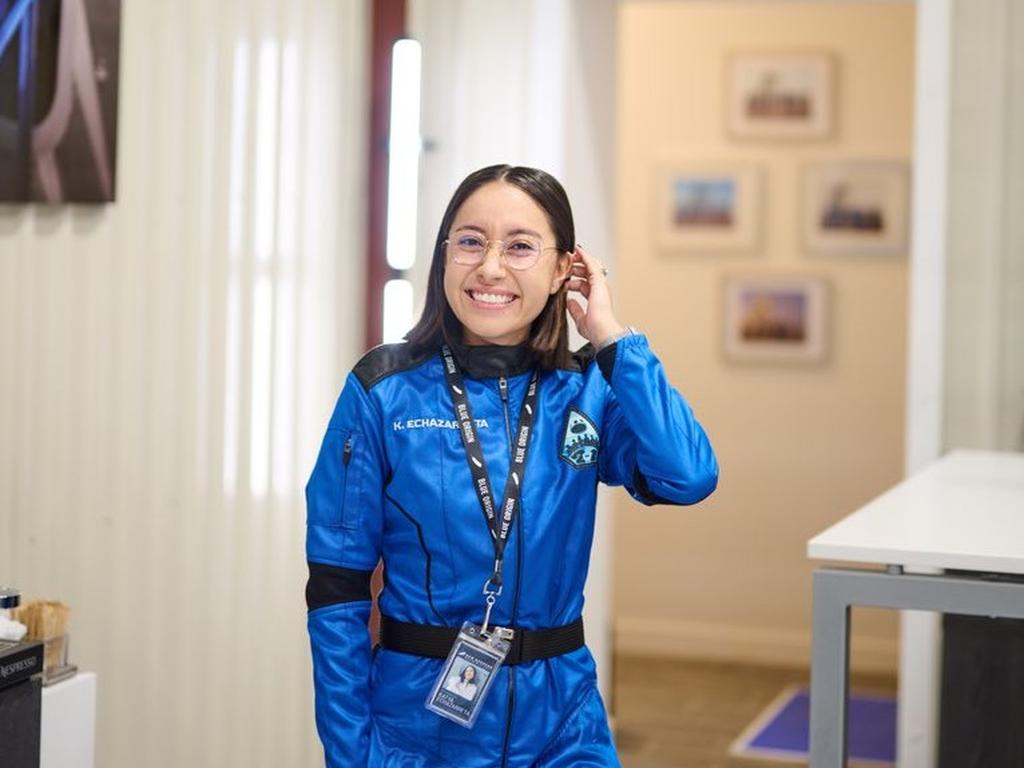 Katya Echazarreta sonríe y usa el uniforme de la misión al espacio Blue Origin.