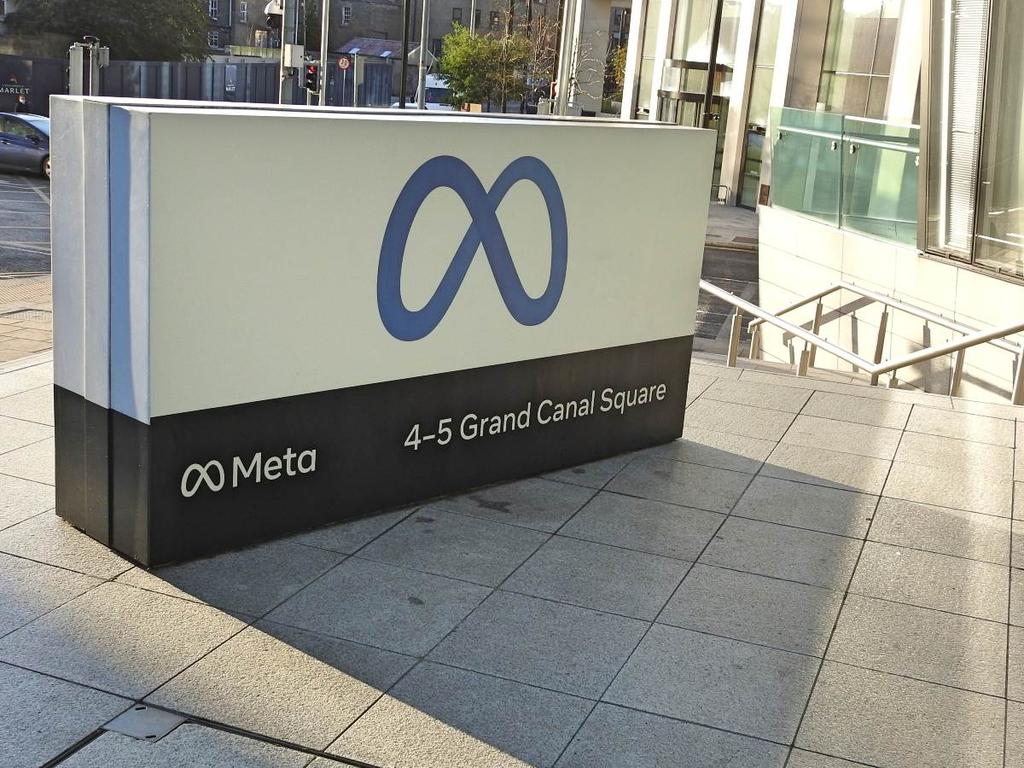 Logo de Meta sobre piso afuera de la empresa 