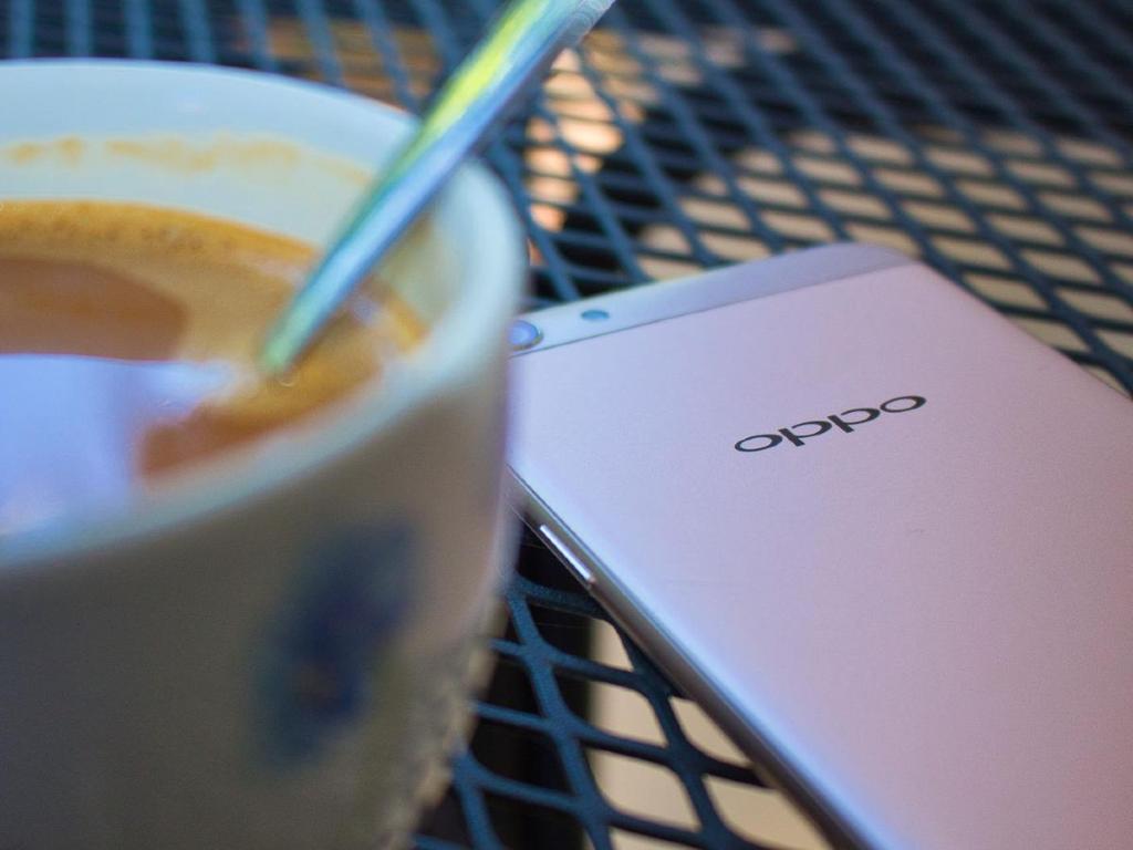 Smartphone Oppo junto a taza de café