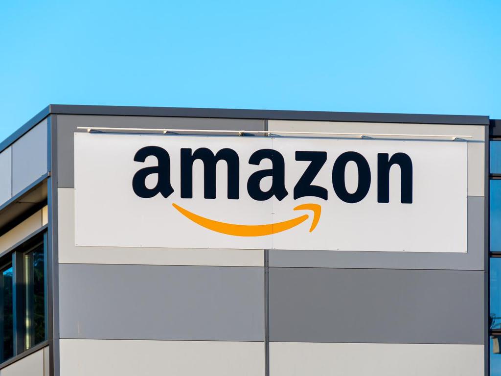 Logotipo de la empresa Amazon sobre edificio 