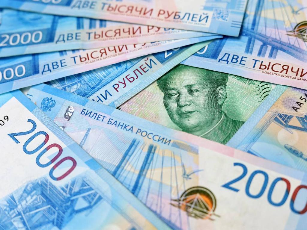 Yuan chino rodeado de rublos rusos 