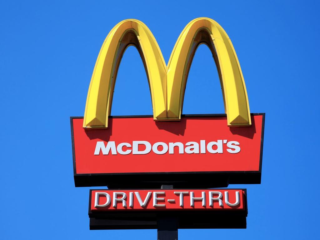 Letrero de M amarilla de restaurante de McDonald's 