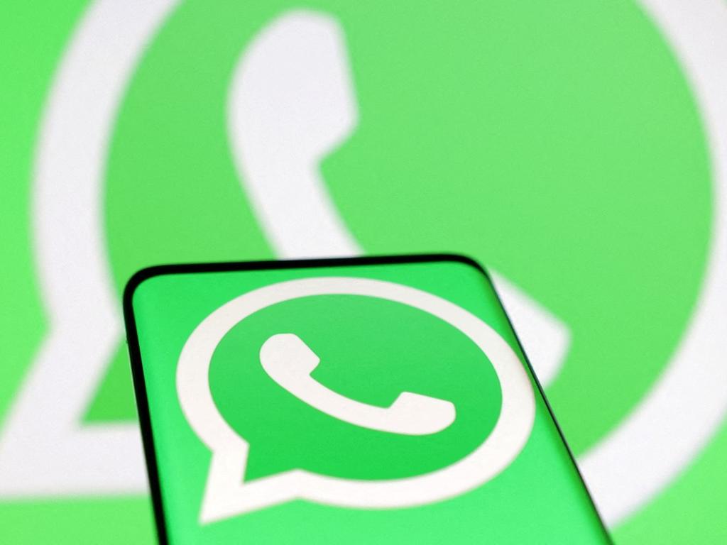 Logotipo de la red social WhatsApp con un celular. 