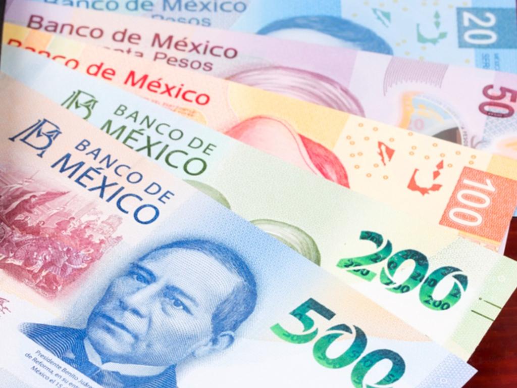 Billetes de 500, 200, 100, 50 y 20 pesos mexicanos, colocados uno encima de otro. 
