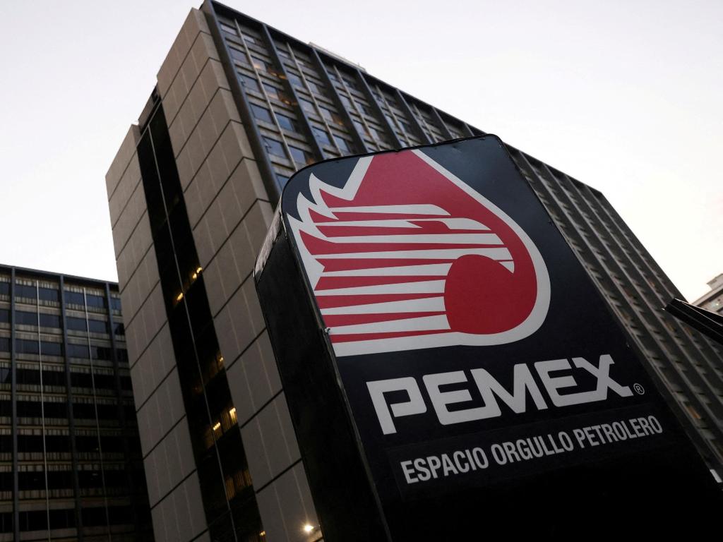 Edificio con el logotipo de la empresa Pemex. 