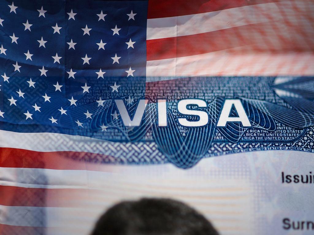 Bandera de los Estados Unidos y el logotipo de una visa encima. 