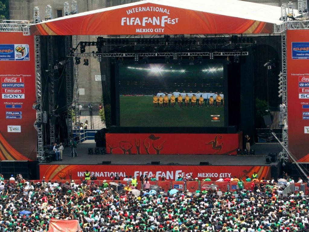 Escenario FIFA Fan Fest con pantalla gigante y miles de personas viendola