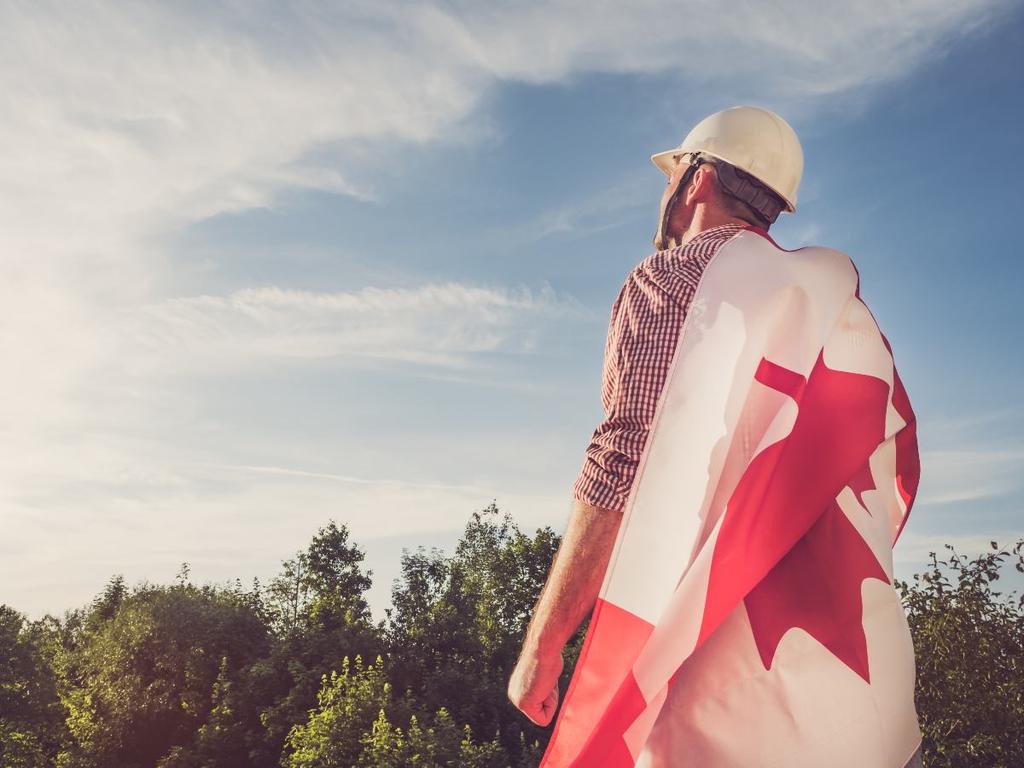 Hombre con casco y bandera de Canadá 