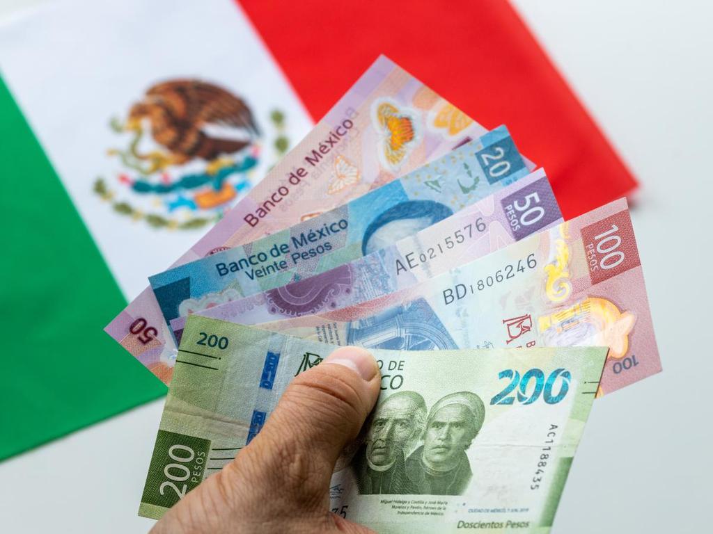 Bandera de México y billetes 