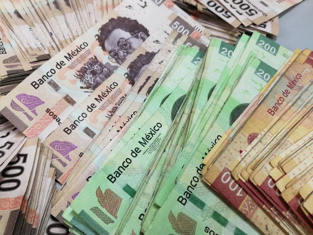 Muchos billetes mexicanos de diferente valor 