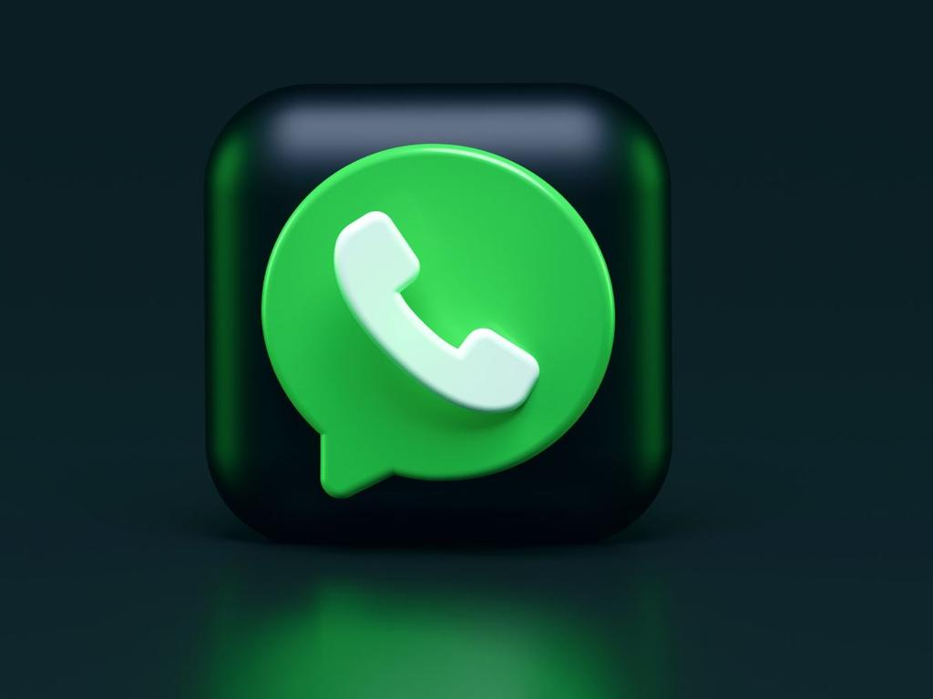 Logo de WhatsApp en cubo negro sobre fondo oscuro