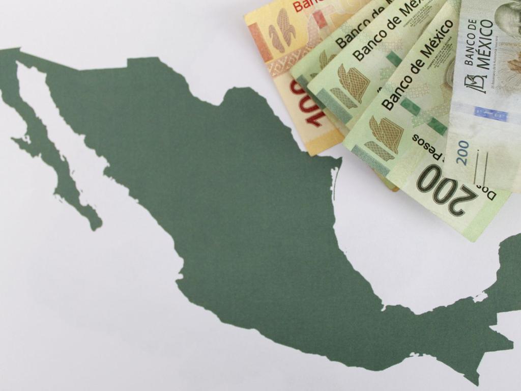 Mapa de la republica mexicana en color verde, en la esquina superior derecha billetes de 100 y 200 pesos. 