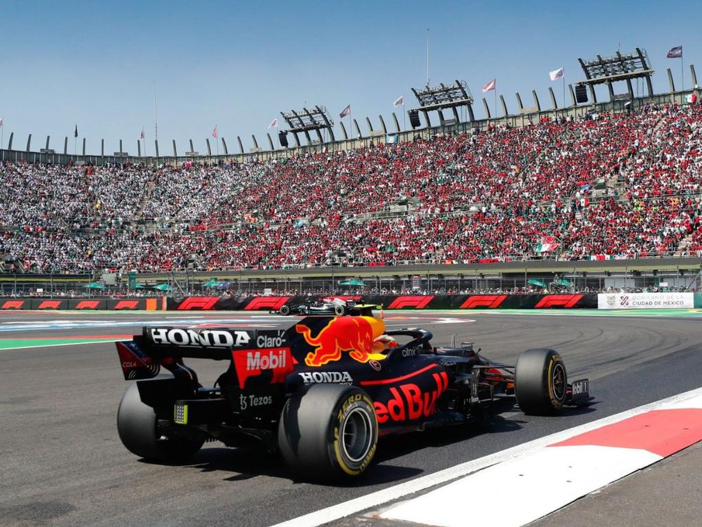 Auto de la Fórmula 1 en la pista del Autódromo Hermanos Rodríguez. 