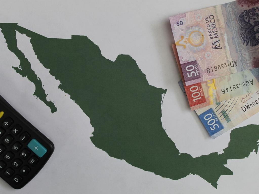 Mapa de México con billetes de diferente denominación 