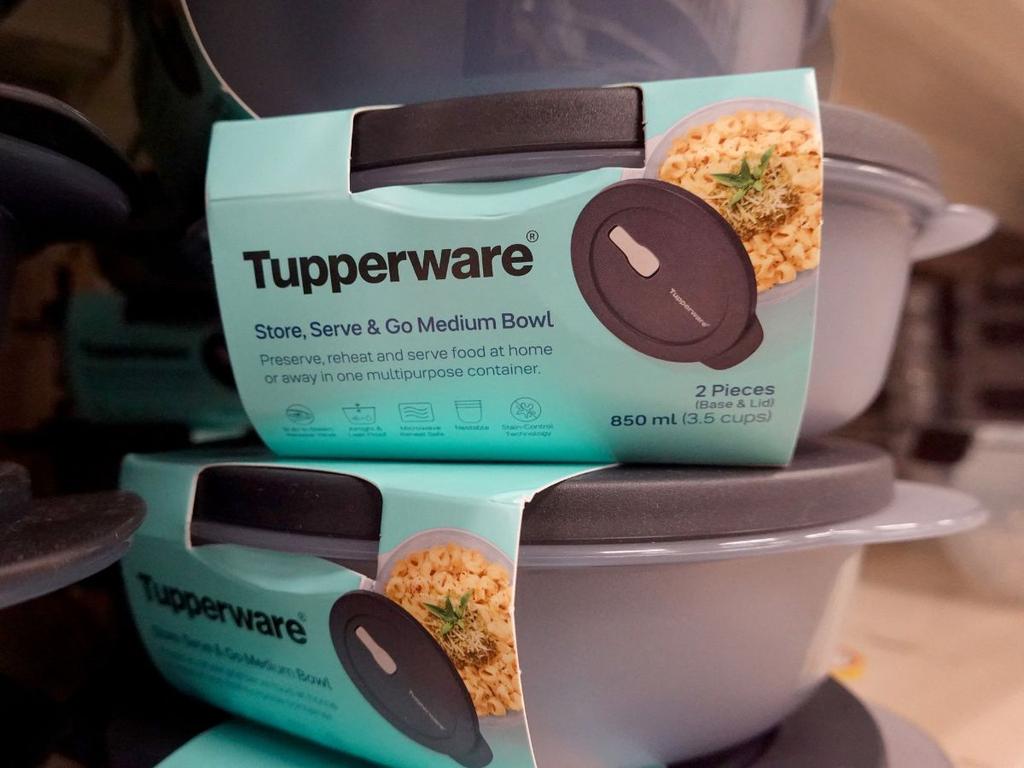 Recipientes Tupperware verdes con etiquetas de nuevos