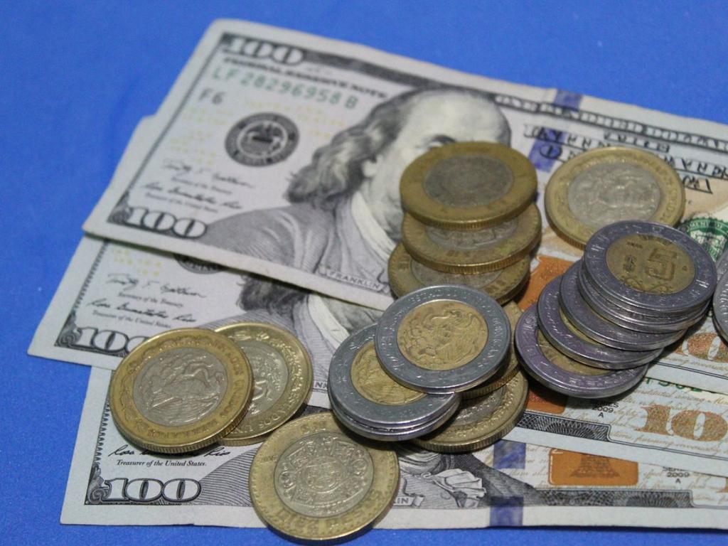 Monedas de 5 y 10 pesos mexicanos sobre dólares 