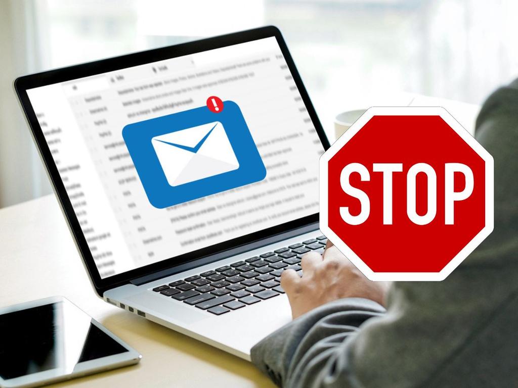 Pantalla de computadora con correo electrónico recibido y un letrero de Stop