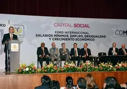 El jefe de Gobierno del Distrito Federal, Miguel Ángel Mancera, encabezó la inauguración del Foro Internacional Salario Mínimo, Empleo, Desigualdad y Crecimiento Económico. Foto Twitter