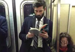 Una cuenta en Instagram recopila las imágenes de hombres atractivos que aprovechan sus viajes en el metro de Nueva York para leer periódicos y libros. Foto: Hot Dudes Reading