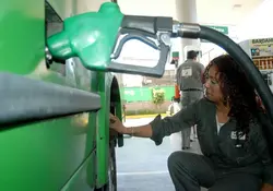 15 formas poco conocidas de ahorrar gasolina al conducir 
