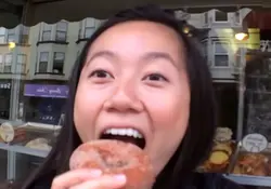 Residente en San Francisco, la chica pensó que las selfies se convirtieron en algo aburrido, por lo que creó una ilusión óptica para innovarlas. Imagen: Tomada de YouTube