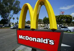 Comenzará desde la semana próxima a informar a sus clientes cuántas calorías contienen sus hamburguesas Big Mac y sus papas fritas. Foto: Reuters