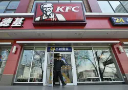 De acuerdo con una agencia de noticias china, el pollo vendido por el socio de KFC, Yum Brands Inc, en China contenía niveles excesivos de químicos. Foto: Reuters