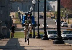Existen dos formas importantes para incentivar el uso de las bicicletas en las zonas urbanas: implementando ciclopistas de calidad y que los ciclistas tengan la seguridad de que su artículo de uso cotidiano está protegido. Foto Getty