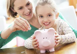 ¿No sería una excelente idea ahorrarles a los pequeños las experiencias desagradables con el manejo del dinero? Foto: Photos.com