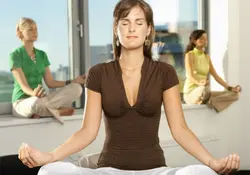 Realizar ejercicios de meditación y yoga durante 15 minutos en el lugar de trabajo permite reducir la tasa cardiaca y la presión arterial alta. Photos.com