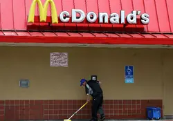 La presión genera la duda de si la economía de la industria de la comida rápida da espacio a una mejoría salarial para sus trabajadores. Foto: Getty