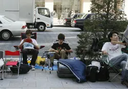 Acampan en Japón para comprar nuevo iPhone